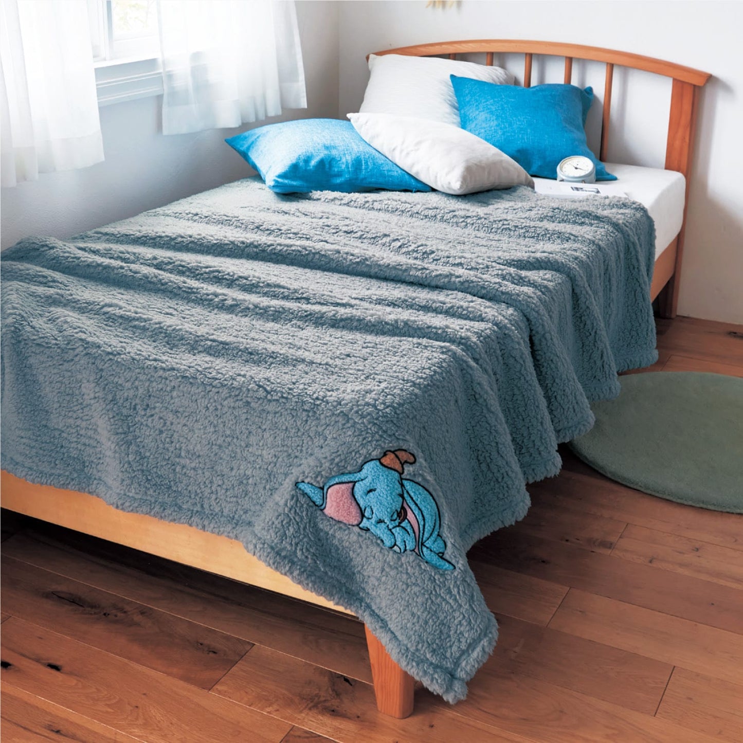 DISNEY Fluffy towel quilt with three embroidery patterns, width 140×length 190cm