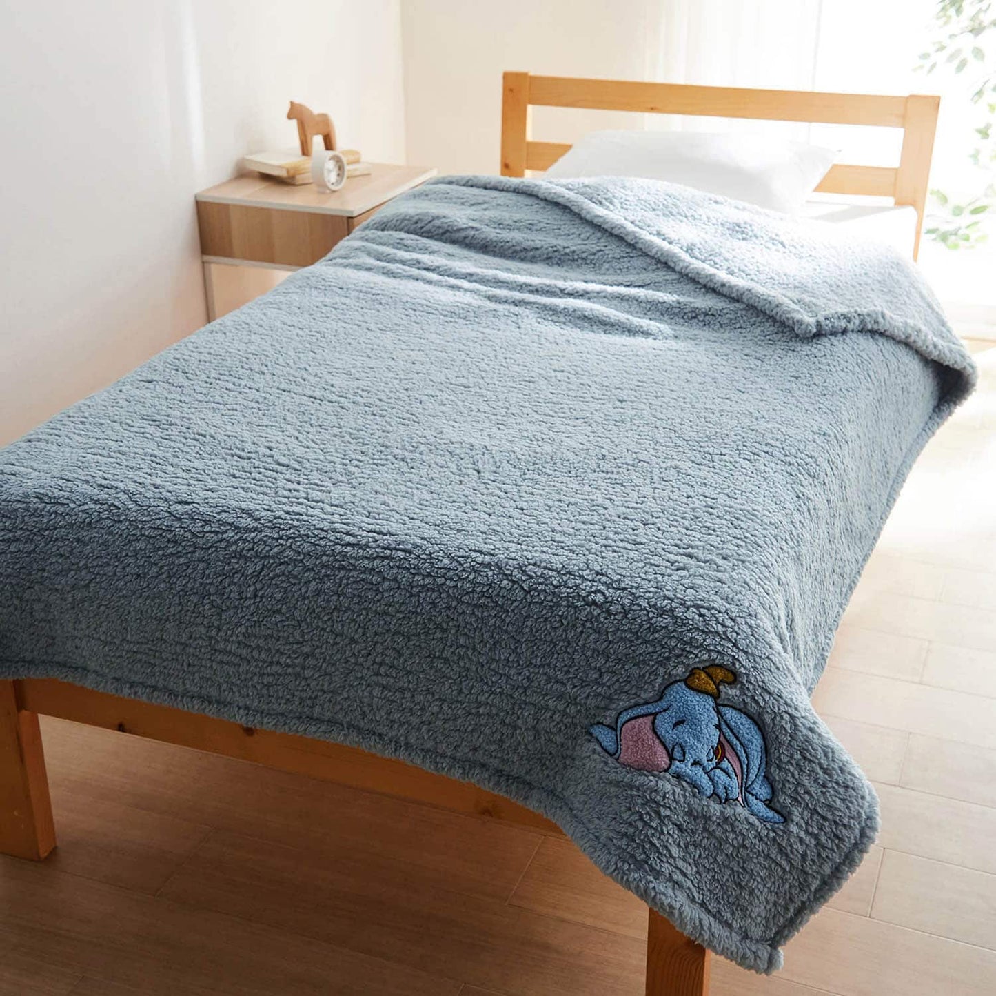 DISNEY Fluffy towel quilt with three embroidery patterns, width 140×length 190cm